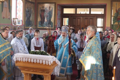 Hramul Parohiei Vălcineț sărbătorit prin Sfânta Liturghie arhierească