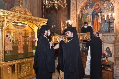 A început cinstirea sfinților ocrotitori pe Dealul Patriarhiei Poza 189146