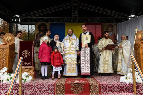 Ansamblul Parohiei Poiana-Brăești a fost sfințit de Preasfințitul Nichifor Botoșăneanul Poza 189235