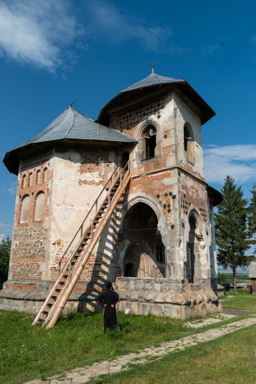 Restabilirea vieții monahale la mănăstirile Ițcani și Bălinești și înființarea schitului Arbore Poza 189311