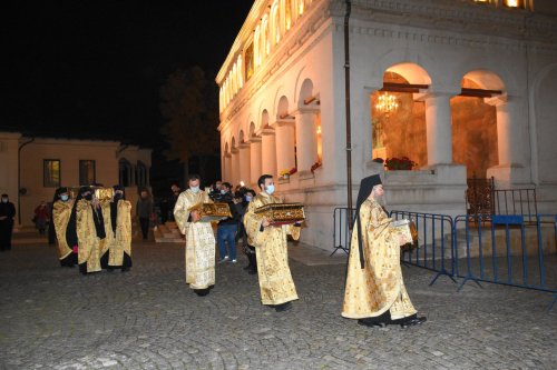 Pelerinajul tradiţional din Bucureşti continuă la Baldachinul sfinţilor Poza 189442