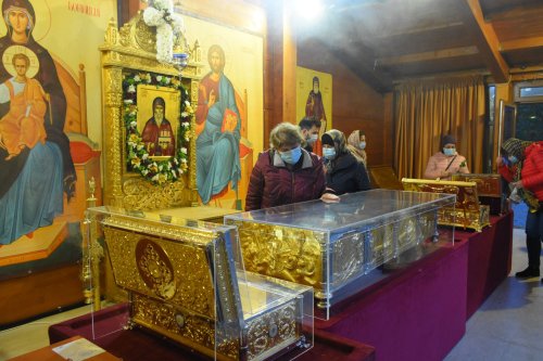 Pelerinajul tradiţional din Bucureşti continuă la Baldachinul sfinţilor