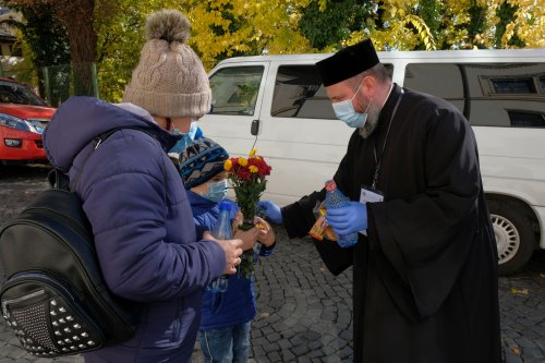 Alimente oferite de protoierii închinătorilor pe Dealul Patriarhiei