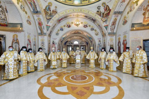 Binecuvântarea sfinților la hramul de toamnă al Catedralei Patriarhale Poza 190886
