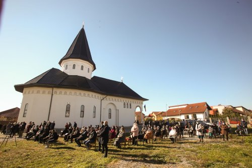 Noua biserică din Şelimbăr, judeţul Sibiu, a fost sfinţită Poza 190623