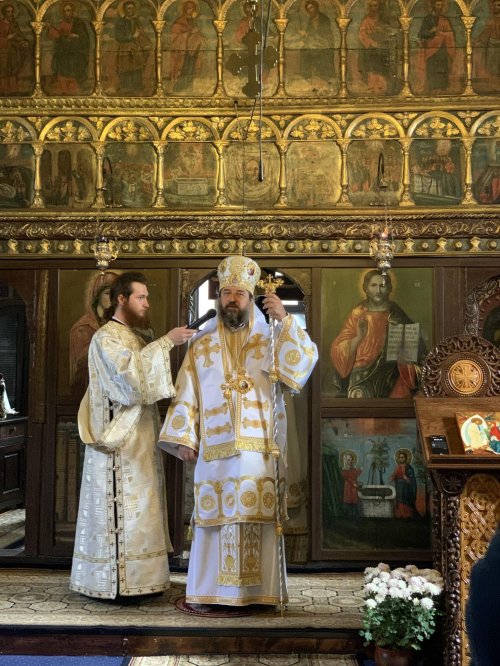 Slujbă arhierească la Mănăstirea Copou: „Să îmbrățișăm oamenii cu rugăciunea, iar lumea se va schimba în bine”  Poza 191305
