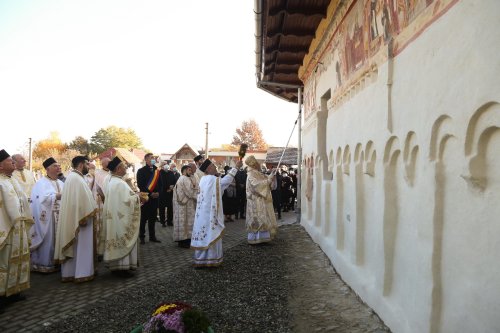 Veşmânt de sfinţenie pentru Biserica „Sfântul Ioan Botezătorul“ din Sălişte, judeţul Sibiu Poza 191377