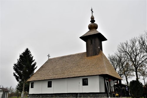 Biserică de lemn de la 1713 restaurată și sfințită în Episcopia Caransebeșului Poza 191943