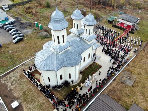 A fost târnosită biserica Parohiei Ilfoveni din judeţul Dâmboviţa Poza 192164