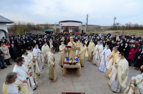 A fost târnosită biserica Parohiei Ilfoveni din judeţul Dâmboviţa Poza 192165