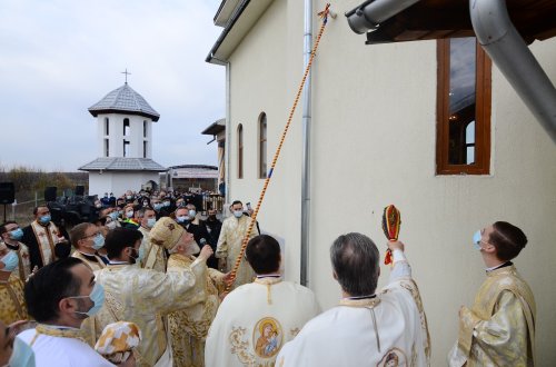 A fost târnosită biserica Parohiei Ilfoveni din judeţul Dâmboviţa Poza 192166