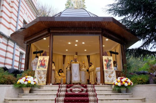 Dragostea credincioșilor români pentru Sfântul Ierarh Nectarie de la Eghina  Poza 192152