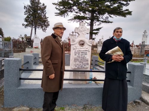 Fostul preşedinte Emil Constantinescu, la mormintele străbunilor din Mischii Poza 192899