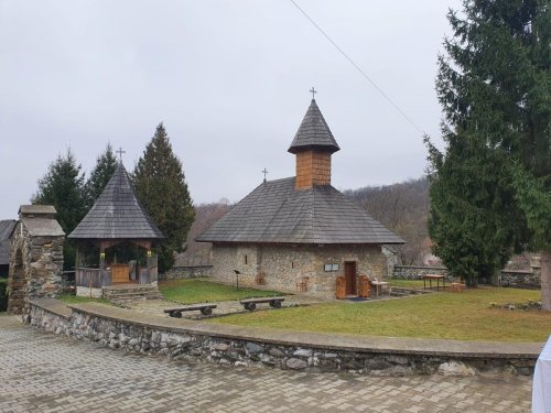 Liturghie arhierească la Mănăstirea „Sfânta Treime” de la Măgina, Alba Poza 193420