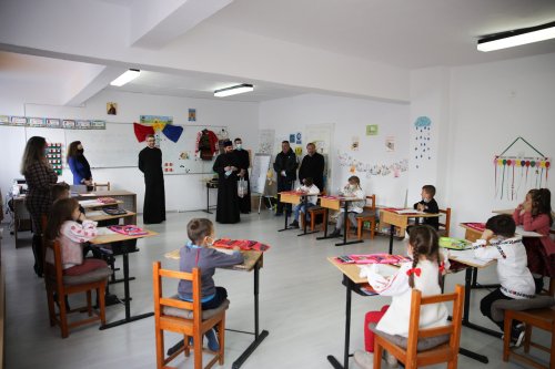 Vizită arhierească la Școala Primară „Sfântul Stelian” din Bistrița