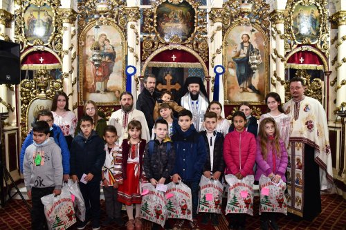 Preasfințitul Lucian alături de zeci de copii și tineri din Oravița Poza 194077