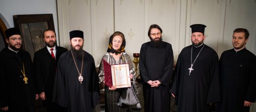 Sofia Vicoveanca a primit cea mai înaltă distincție a Arhiepiscopiei Sucevei și Rădăuților - Ordinul „Crucea Bucovinei” Poza 194085