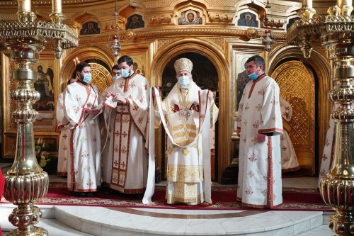 A început sărbătoarea Sfântului Apostol Andrei la Catedrala Arhiepicopală din Galaţi Poza 194233