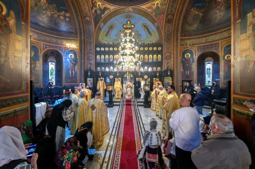 Înnoirea și sfințirea Bisericii „Sfântul Apostol Andrei”-Chitila Poza 194688