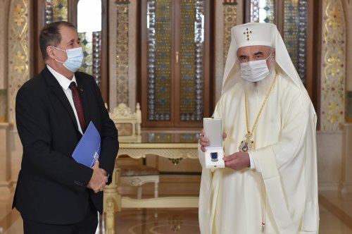 Medalia „Centenarul Marii Uniri” oferită Bisericii Ortodoxe Române