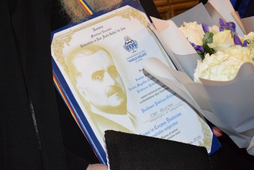 Titlul de doctor honoris causa al Universității „Vasile Goldiș” pentru Mitropolitul Banatului Poza 194712