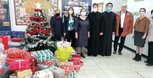 Cadouri pentru copiii Şcolii Gimnaziale Speciale „Sfântul Nicolae” din Bucureşti