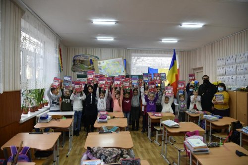Donație de manuale pentru micii români de Ziua Marii Uniri