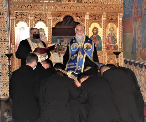 Hirotesii de duhovnici la Paraclisul „Sfinții Serghie și Vah” din Craiova Poza 196372