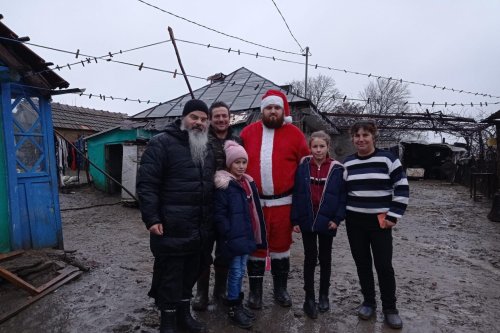 Caravana „Dar de Crăciun” a ajuns la copiii din satele Protopopiatului Vaslui Poza 196520