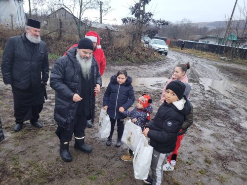 Caravana „Dar de Crăciun” a ajuns la copiii din satele Protopopiatului Vaslui Poza 196522
