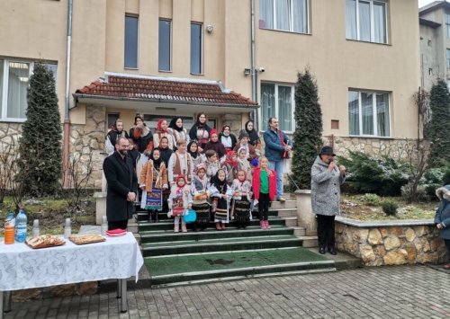 Elevii de la Colegiul Ortodox „Mitropolitul Nicolae Colan”, familiarizați cu tradițiile și obiceiurile de iarnă Poza 196871