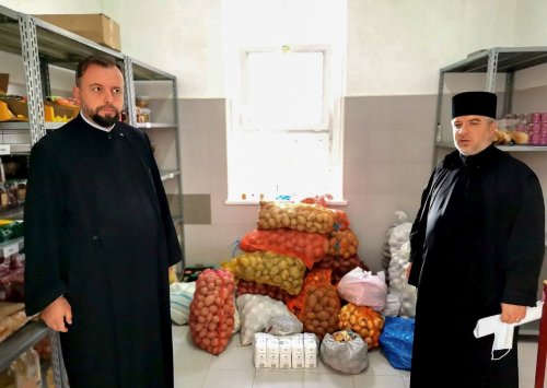 Protoieria Panciu a oferit o tonă de alimente Spitalului Municipal Adjud