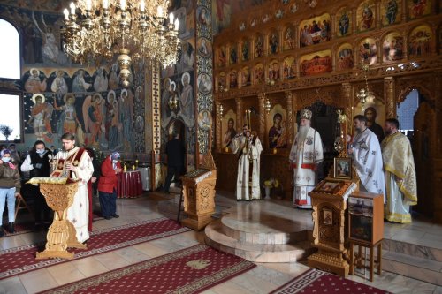 Slujbă arhierească la Biserica „Sfântul Ilie” din Drobeta-Turnu Severin Poza 197494