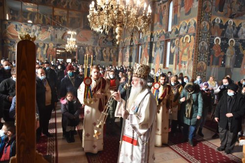 Slujbă arhierească la Biserica „Sfântul Ilie” din Drobeta-Turnu Severin Poza 197495