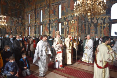 Slujbă arhierească la Biserica „Sfântul Ilie” din Drobeta-Turnu Severin Poza 197500