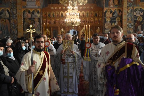 Slujbă arhierească la Biserica „Sfântul Ilie” din Drobeta-Turnu Severin Poza 197501