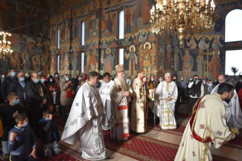 Slujbă arhierească la Biserica „Sfântul Ilie” din Drobeta-Turnu Severin Poza 197502