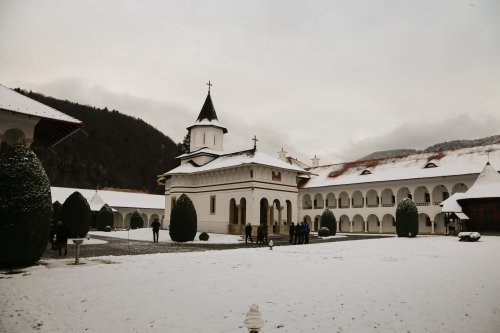 Slujire arhierească la Mănăstirea Brâncoveanu de la Sâmbăta de Sus Poza 197462
