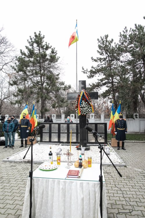 Comemorarea eroilor revoluţiei în cimitirul lor din Capitală Poza 197731