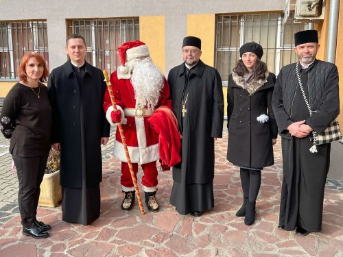 Protoieria Focșani II l-a ajutat pe Moș Crăciun să viziteze centrul școlar pentru educație incluzivă „Elena Doamna”  Poza 198140