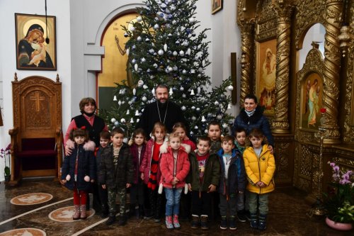 Peste 30 de cete de colindători au vestit bucuria Crăciunului Episcopului Caransebeșului Poza 198177