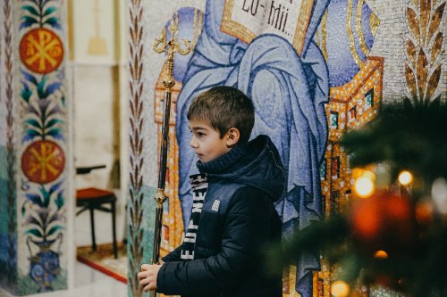 Slujire arhierească la praznicul Crăciunului în Parohia „Sfinţii Apostoli Petru și Pavel” din Mănăștur Poza 198565