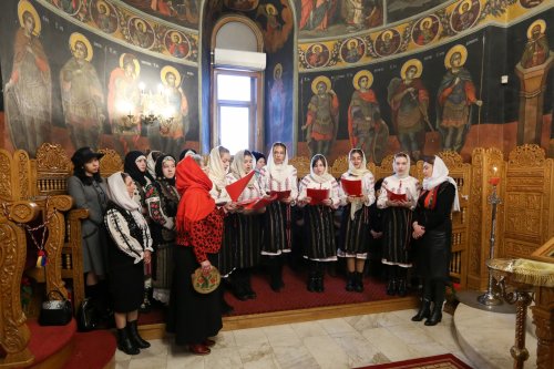 Hramul Asociației Femeilor Ortodoxe din Arhiepiscopia Buzăului și Vrancei Poza 198760