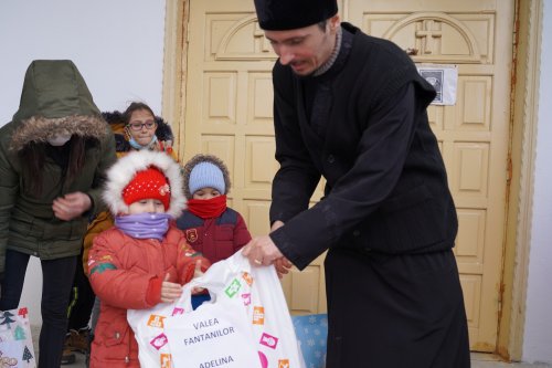 Copii din Arhiepiscopia Craiovei au primit daruri din partea Asociaţiei „Vasiliada” Poza 198823