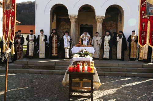 Părintele arhimandrit Visarion Joantă a fost înmormântat la Sâmbăta de Sus Poza 199689