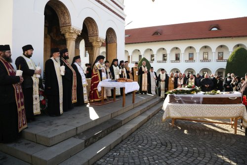 Părintele arhimandrit Visarion Joantă a fost înmormântat la Sâmbăta de Sus Poza 199691