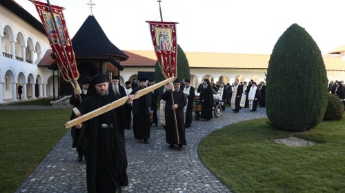 Părintele arhimandrit Visarion Joantă a fost înmormântat la Sâmbăta de Sus Poza 199710