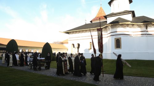 Părintele arhimandrit Visarion Joantă a fost înmormântat la Sâmbăta de Sus Poza 199711