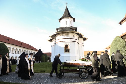 Părintele arhimandrit Visarion Joantă a fost înmormântat la Sâmbăta de Sus Poza 199712