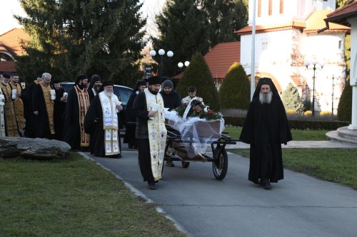 Părintele arhimandrit Visarion Joantă a fost înmormântat la Sâmbăta de Sus Poza 199713